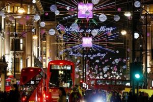 بالصور: بدء تشغيل أضواء عيد الميلاد في شارع أكسفورد وسط لندن 