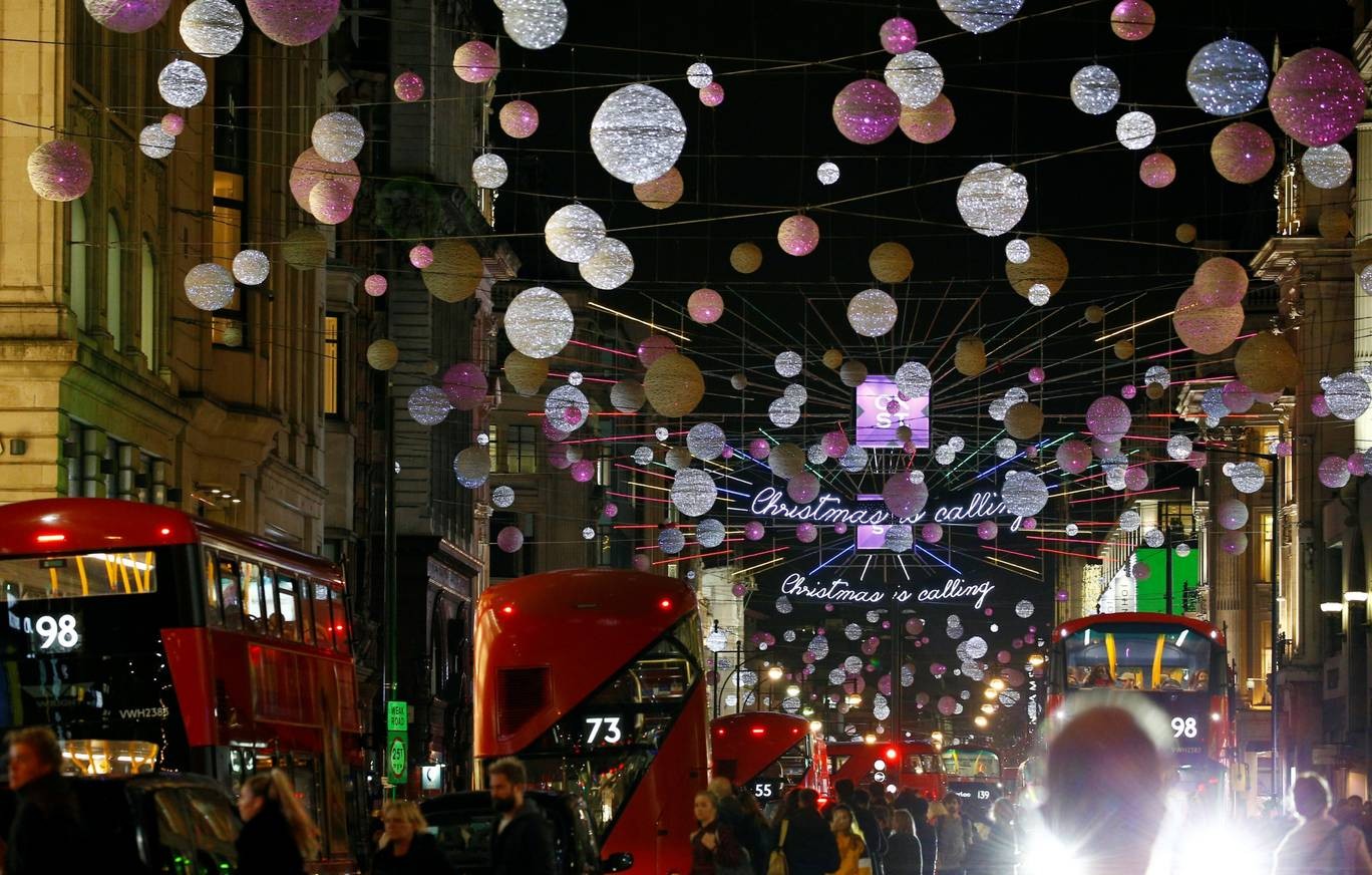 بالصور: بدء تشغيل أضواء عيد الميلاد في شارع أكسفورد وسط لندن 