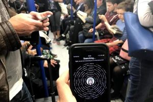 تطبيق حديث يُمكن الركاب من التحدث إلى بعضهم البعض داخل مترو الأنفاق في لندن 