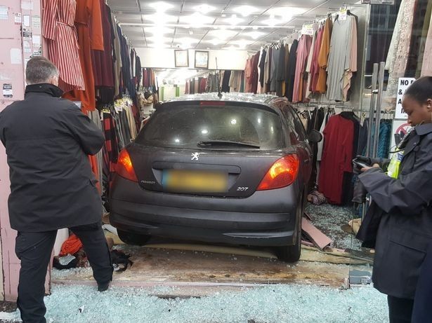 بالصور.. حادث مروع لسيارة تقتحم متجر ملابس نسائية في برمنغهام 