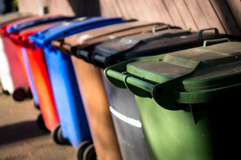 بلدية بارنيت تعتذر للسكان عن أسابيع من الفوضى في جمع القمامة 