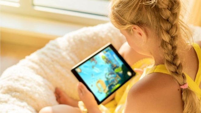 تعرّف على توجيهات المسؤولين الطبيين البريطانيين للآباء حولاستخدام الأجهزة الذكية من قبل الأطفال ! 