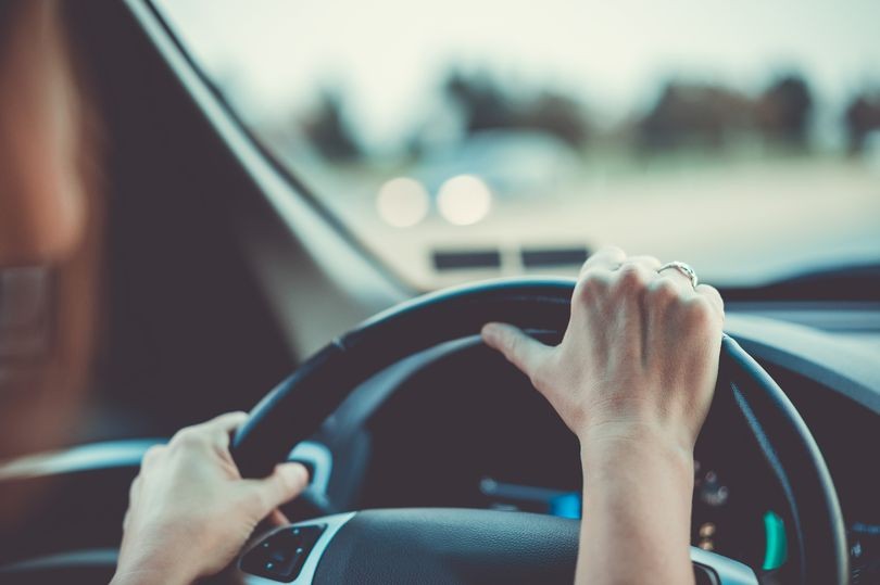 تحذيرات من خدعة جديدة يستخدمها اللصوص لسرقة سائقات سيارات من النساء 