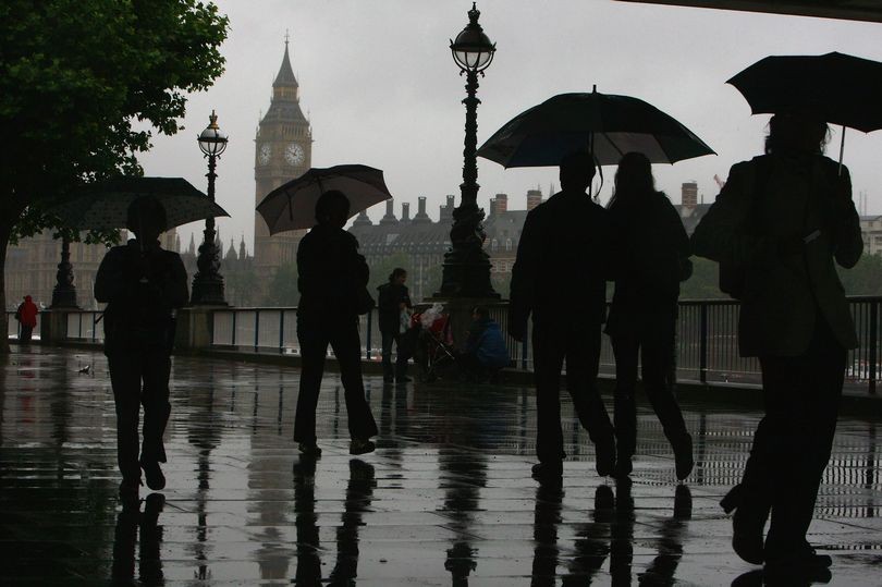 أمطار ورياح شديدة في طريقها إلى العاصمة البريطانية ومخاوف من حدوث فيضانات 