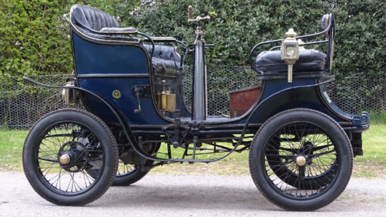 بالصور: عمرها 118 سنة.. أقدم سيارة في بريطانيا معروضة للبيع 