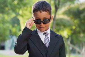 الآباء يريدون أن تكون النظارات الشمسية جزءاً أساسياً من الزي المدرسي في المملكة المتحدة 