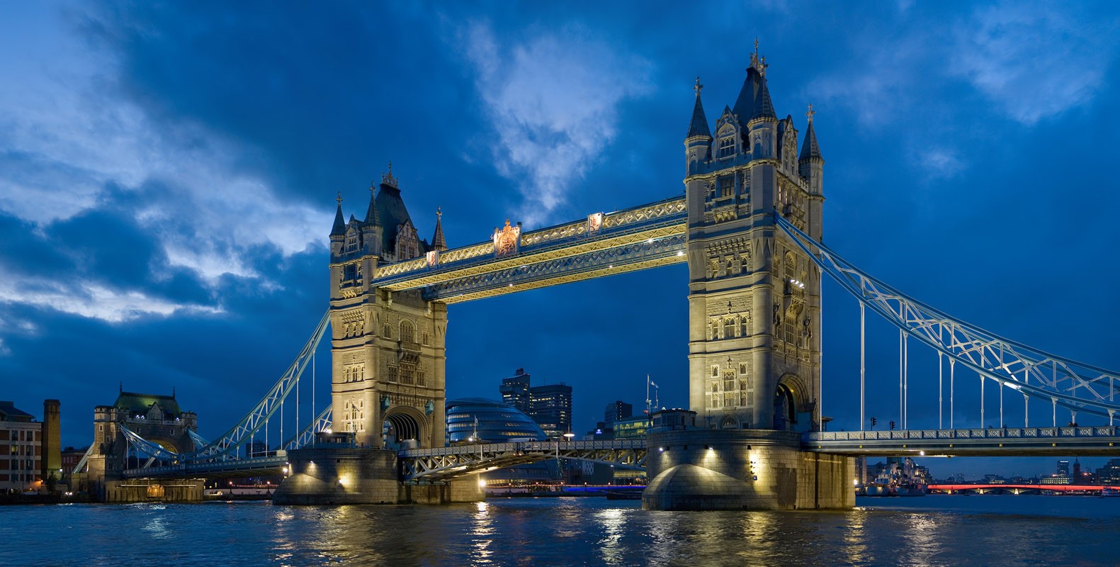 احتفالاً بذكرى مرورِ مئةٍ وخمسةٍ وعشرين عاماً على تدشينِ جسر البرج "تاور بريدج" في لندن .. تعرّف على تاريخ هذه التحفة المعمارية!! 