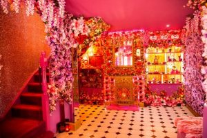بالصور: امرأة تحول منزلها بالكامل إلى اللون الوردي لتأجره مقابل؟ 