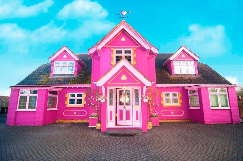 بالصور: امرأة تحول منزلها بالكامل إلى اللون الوردي لتأجره مقابل؟ 