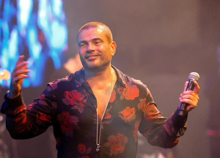 بالفيديو: عمرو دياب يشّوق جمهوره بدقيقة من أغنية "أنا غير" من ألبومه الجديد 