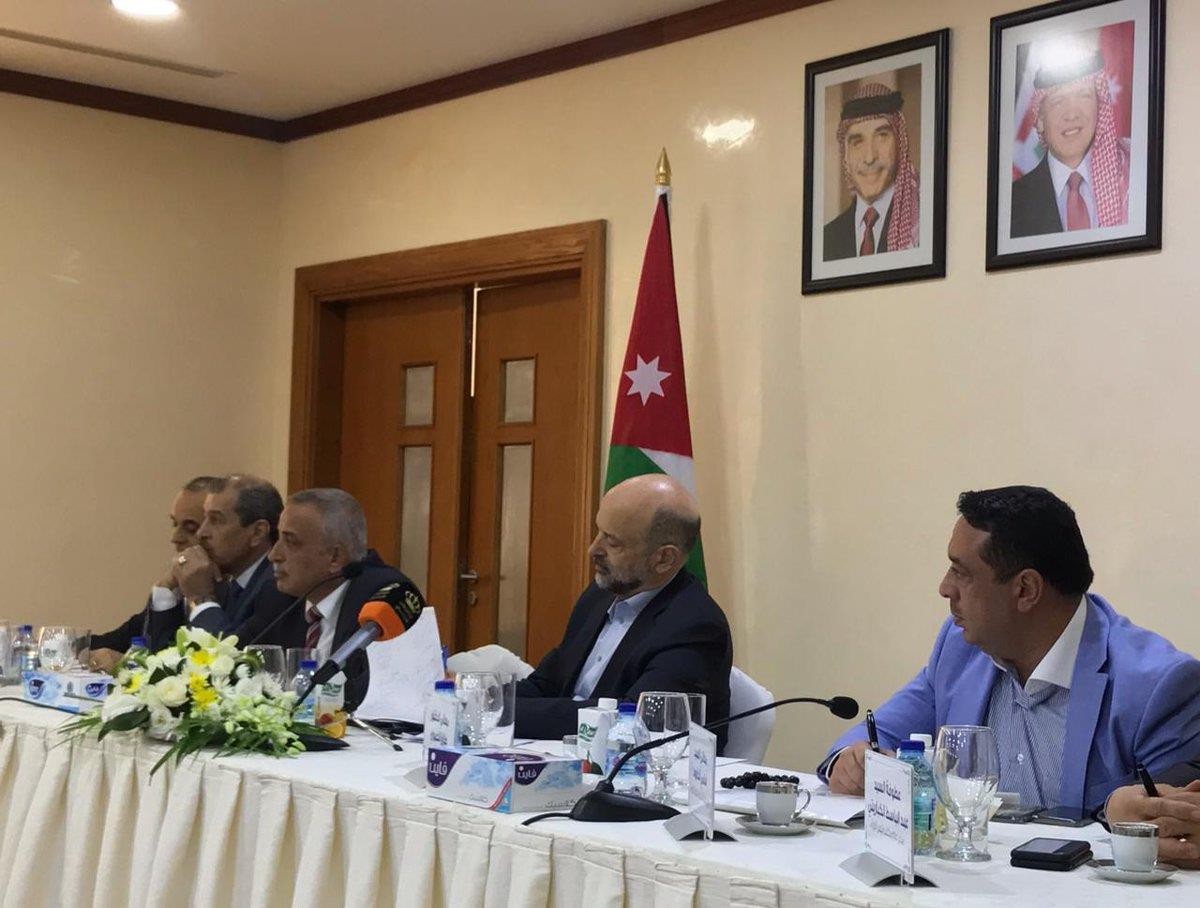 رئيس الوزراء الأردني عمر الرزاز يجري زيارة إلى شركة ميناء حاويات العقبة 