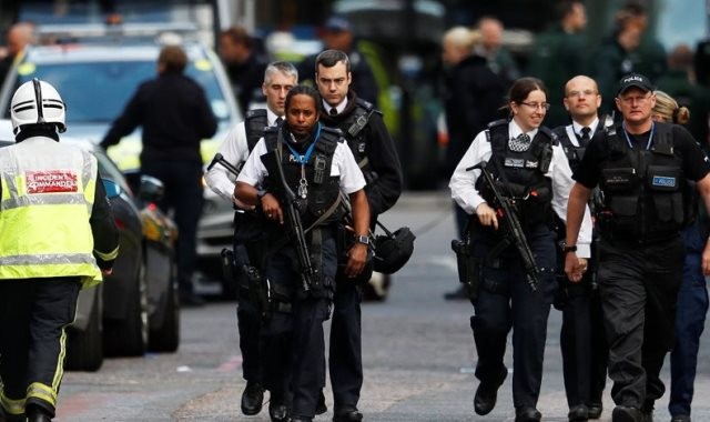 ضابط شرطة بريطاني يتعرض لحادث طعن في لندن (فيديو) 