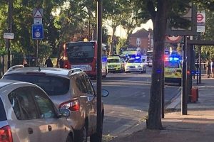 العثور على طفل في حالة حرجة بعد تعرضه للطعن بالسكين بالقرب من باب مدرسته في إيلنغ غرب لندن !! 