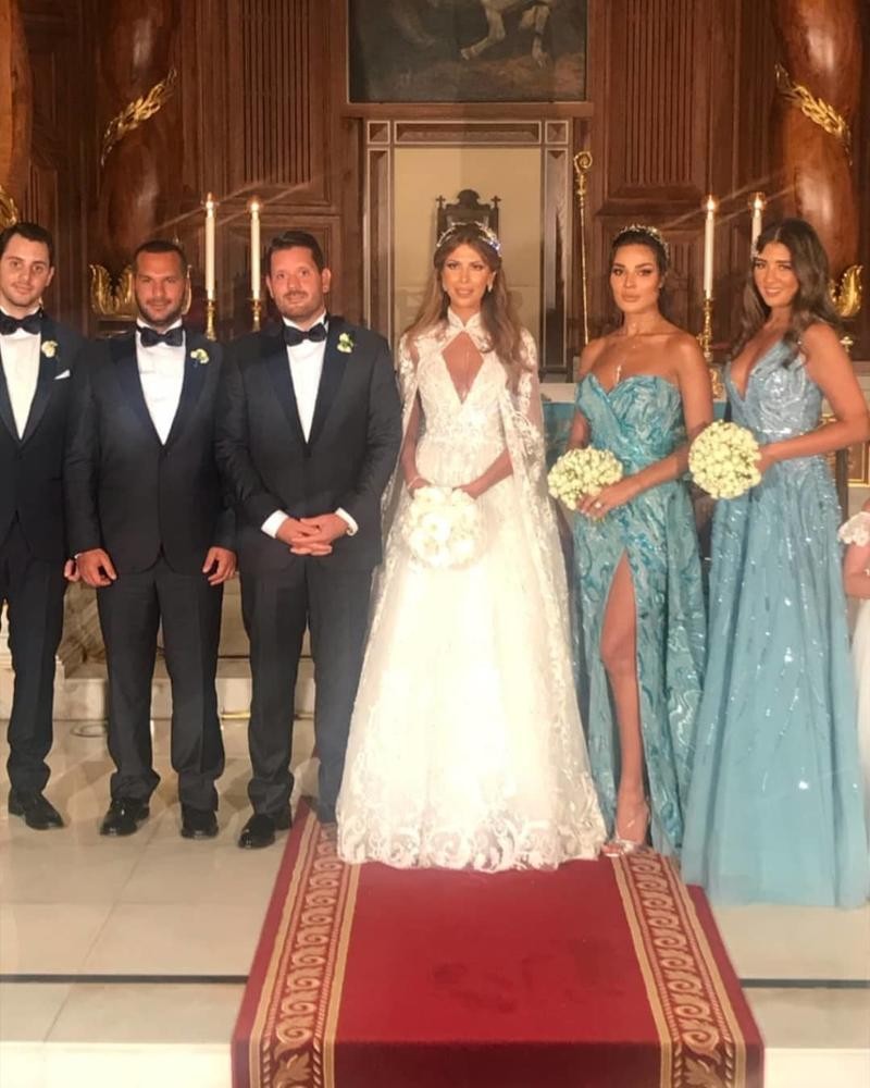 نادين نسيب نجيم بإطلالة ملكية ورقص ساحر في حفل زفاف صديقتها 