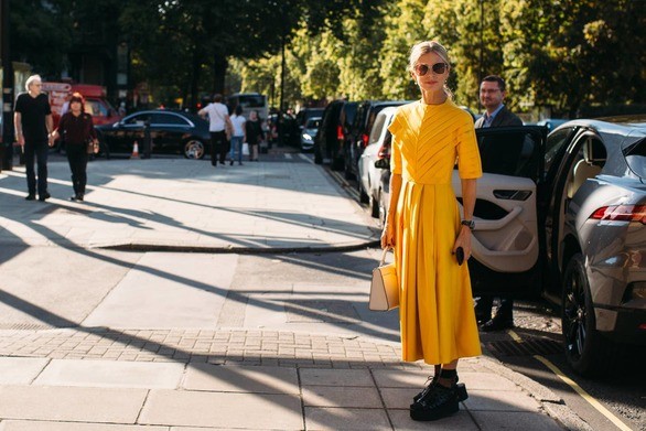 بالصور: شاهد تصميمات لأجمل أزياء الشارع خلال أسبوع لندن للأزياء 