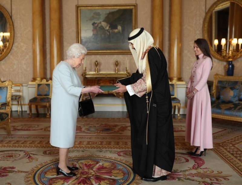 سفير المملكة العربية السعودية يقدم أوراق اعتماده للملكة إليزابيث الثانية 