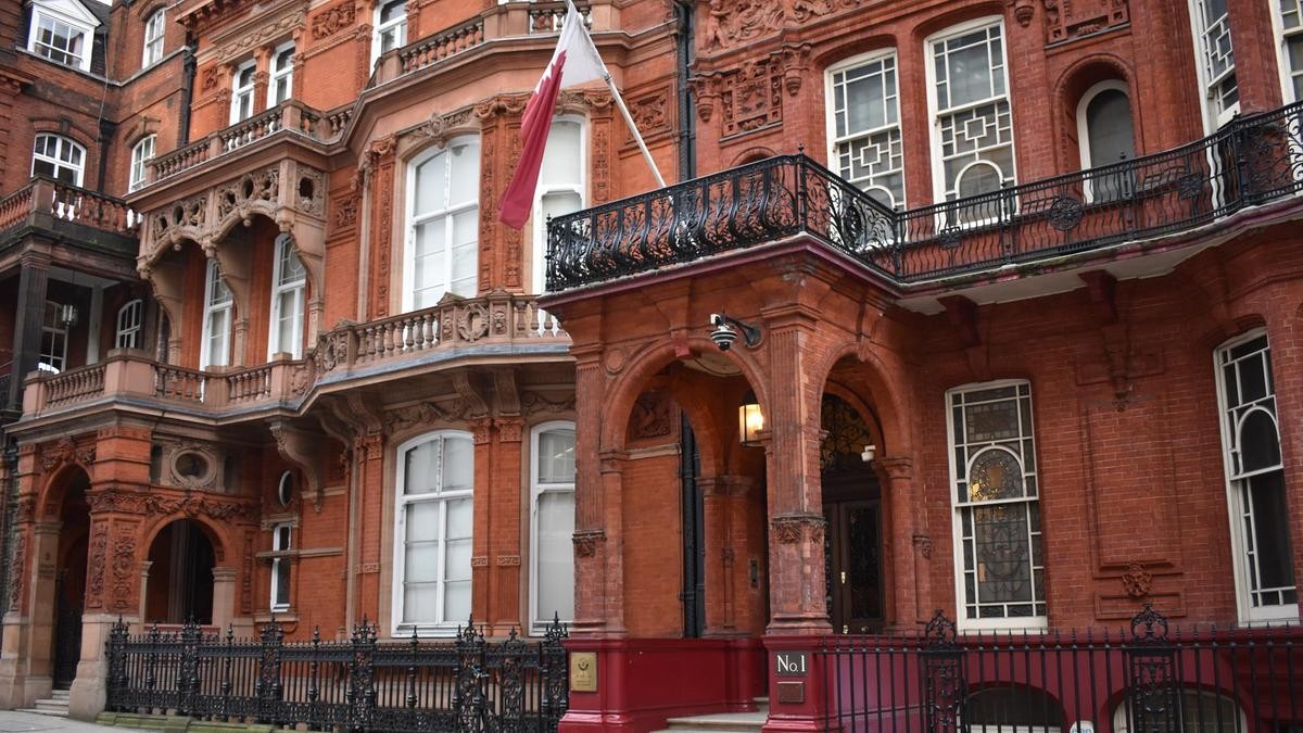 التايمز: دبلوماسيون في سفارة قطر في لندن يمارسون ضغوطا على موظفة بريطانية لممارسة الجنس 