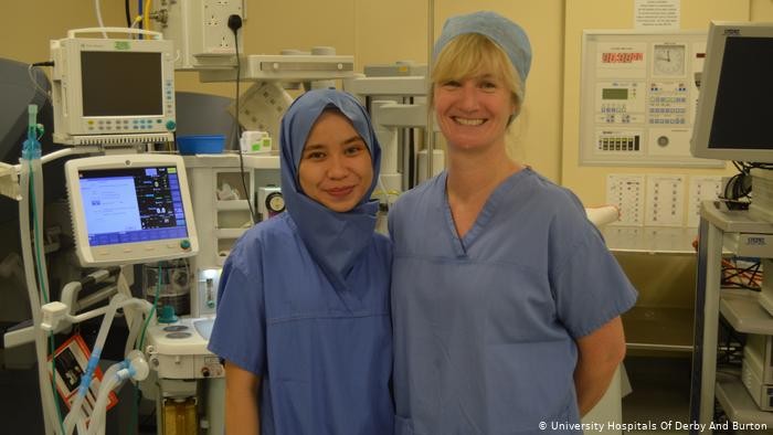 مستشفى بريطاني يقدم حجاباً معقماً لتستخدمه الطبيبات في غرف العمليات 