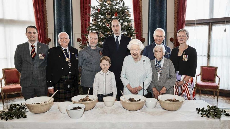 العائلة المالكة البريطانية تقوم بإعداد حلوى البودينج استعداداً للميلاد 