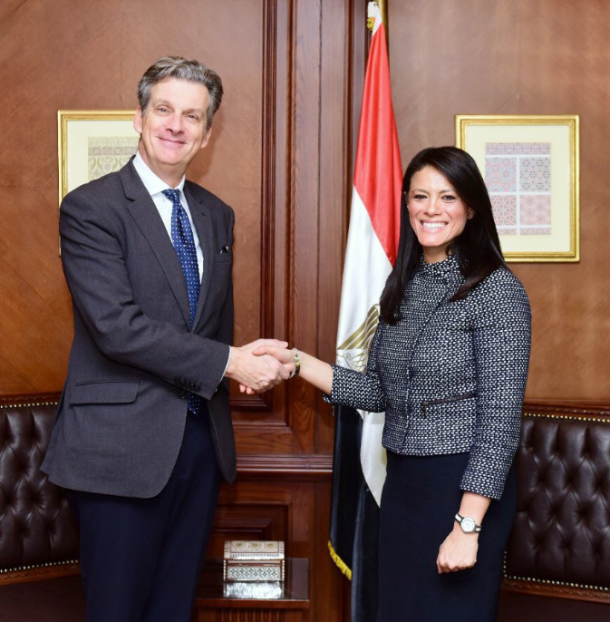 السفير البريطاني في مصر يبحث كيفية تعزيز التعاون مع وزيرة التعاون الدولي المصرية 