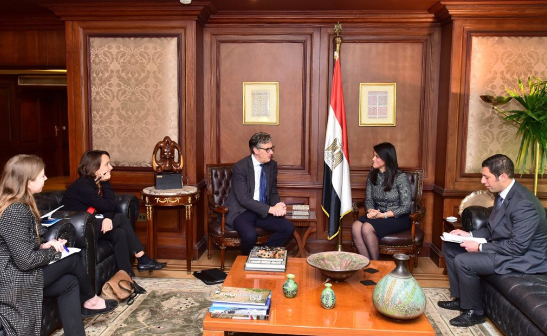 السفير البريطاني في مصر يبحث كيفية تعزيز التعاون مع وزيرة التعاون الدولي المصرية 