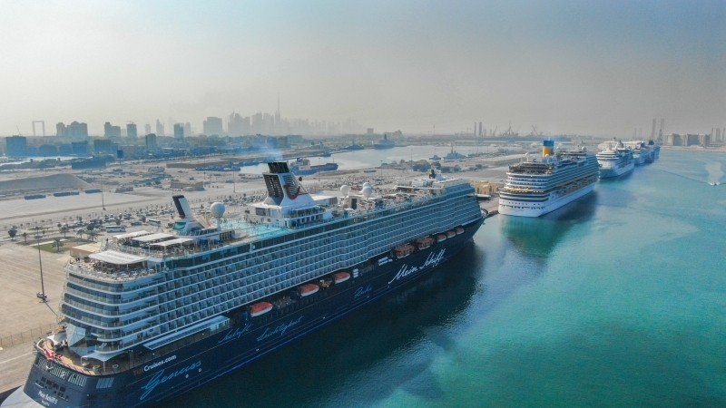 دبي تستقبل 6 سفن سياحية حملت 60 ألف سائح في يوم واحد في ميناء راشد 