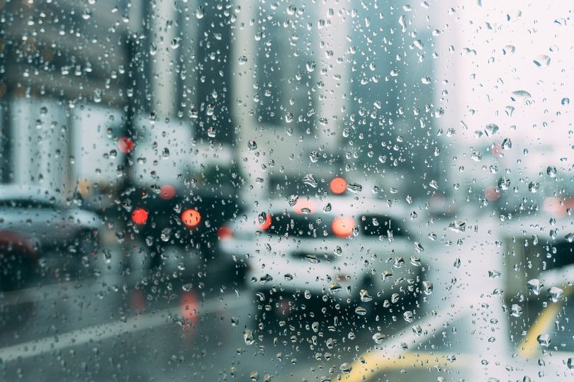 AA"" تقدم نصائح حول كيفية القيادة بأمان في الرياح الشديدة والأمطار الغزيرة 