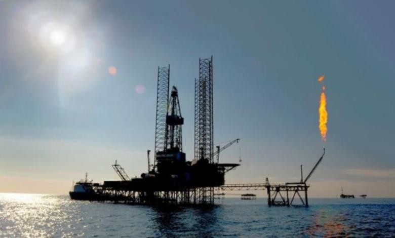 مصر تتفق مع 5 شركات عالمية للتنقيب عن النفط والغاز في مياه المتوسط 