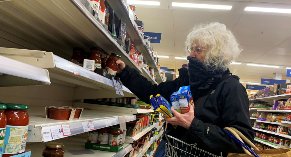 المتاجر الغذائية في بريطانيا تدعو المستهلكين إلى التوقف عن الشراء بسبب الذعر 