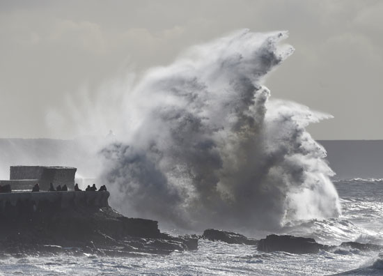 عشرات المنازل تغرق في بريطانيا بسبب العاصفة خورخي التي تجتاح البلاد 