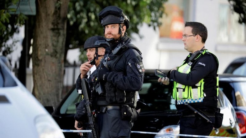 الشرطة البريطانية تعلن عن عملية طعن 4 فتيان في لندن 