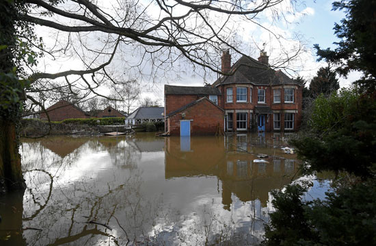 عشرات المنازل تغرق في بريطانيا بسبب العاصفة خورخي التي تجتاح البلاد 