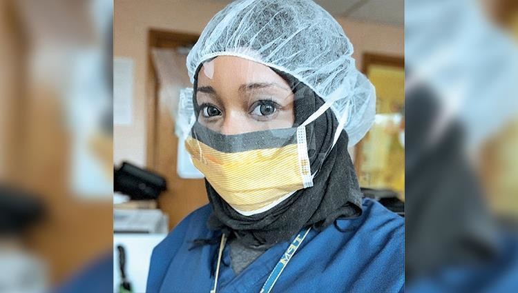 الطبيبة الإماراتية بدور البدور تقرر البقاء في لندن لعلاج مصابي فيروس كورونا 