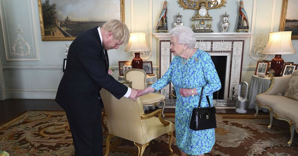 بوريس جونسون يجري مناقشاته الأسبوعية مع الملكة إليزابيث عبر الهاتف 