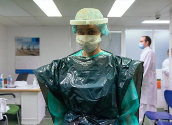 أطقم طبية في بريطانيا ترتدي أكياس القمامة للوقاية من فيروس كورونا لنقص المعدات 