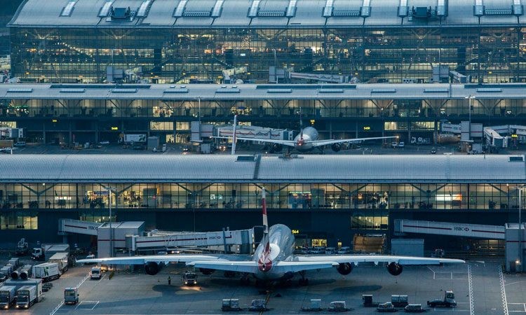 مطار لندن هيثرو يؤجل خطة توسعته المقررة لمدة سنتين لعدة أسباب منها  فيروس كورونا 