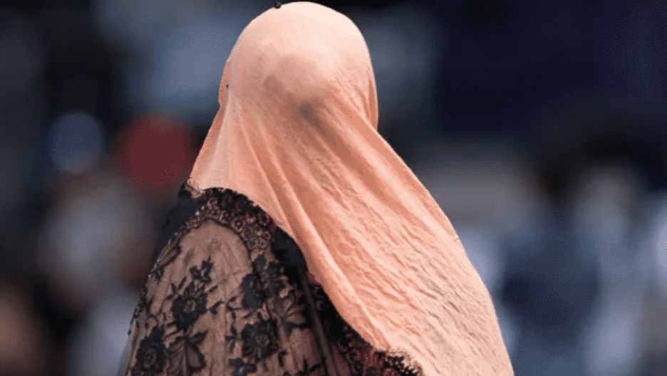 في لندن امرأتان تتعرضان للعنصرية بسبب حجابهما والرد كان غريباً 