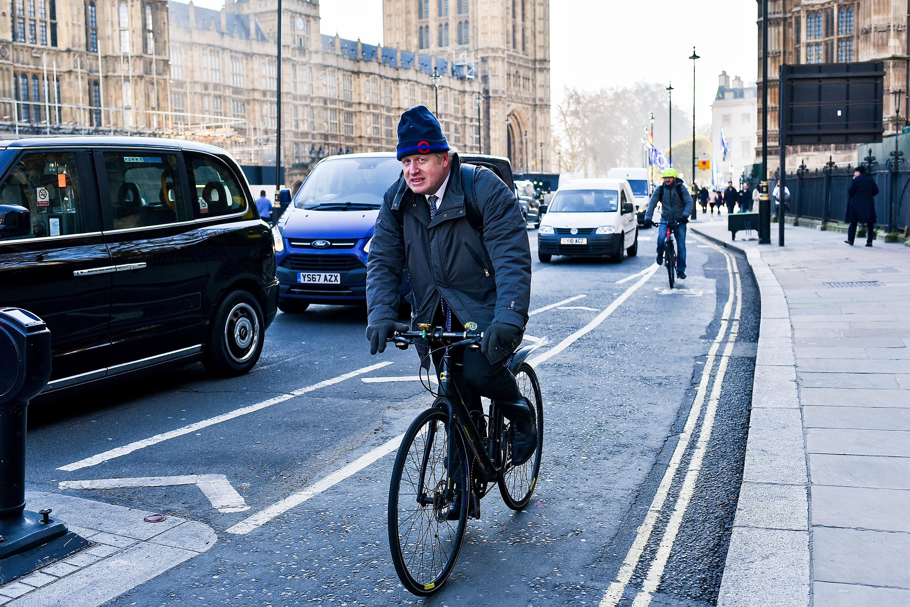 رئيس الوزراء البريطاني يشجع المواطنين على ركوب الدراجات لمواجهة كورونا 