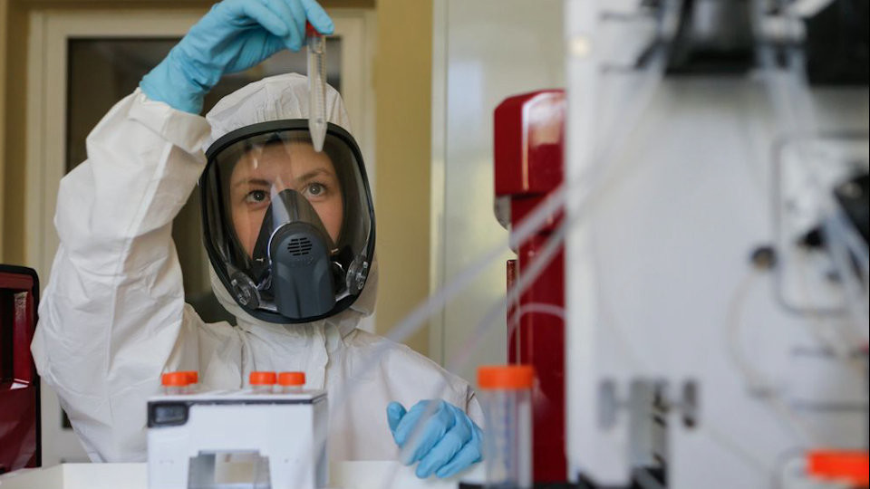 بريطانيا: أكثر من 100 ألف شخص تطوعوا للمشاركة في تجارب لقاح فيروس كورونا 