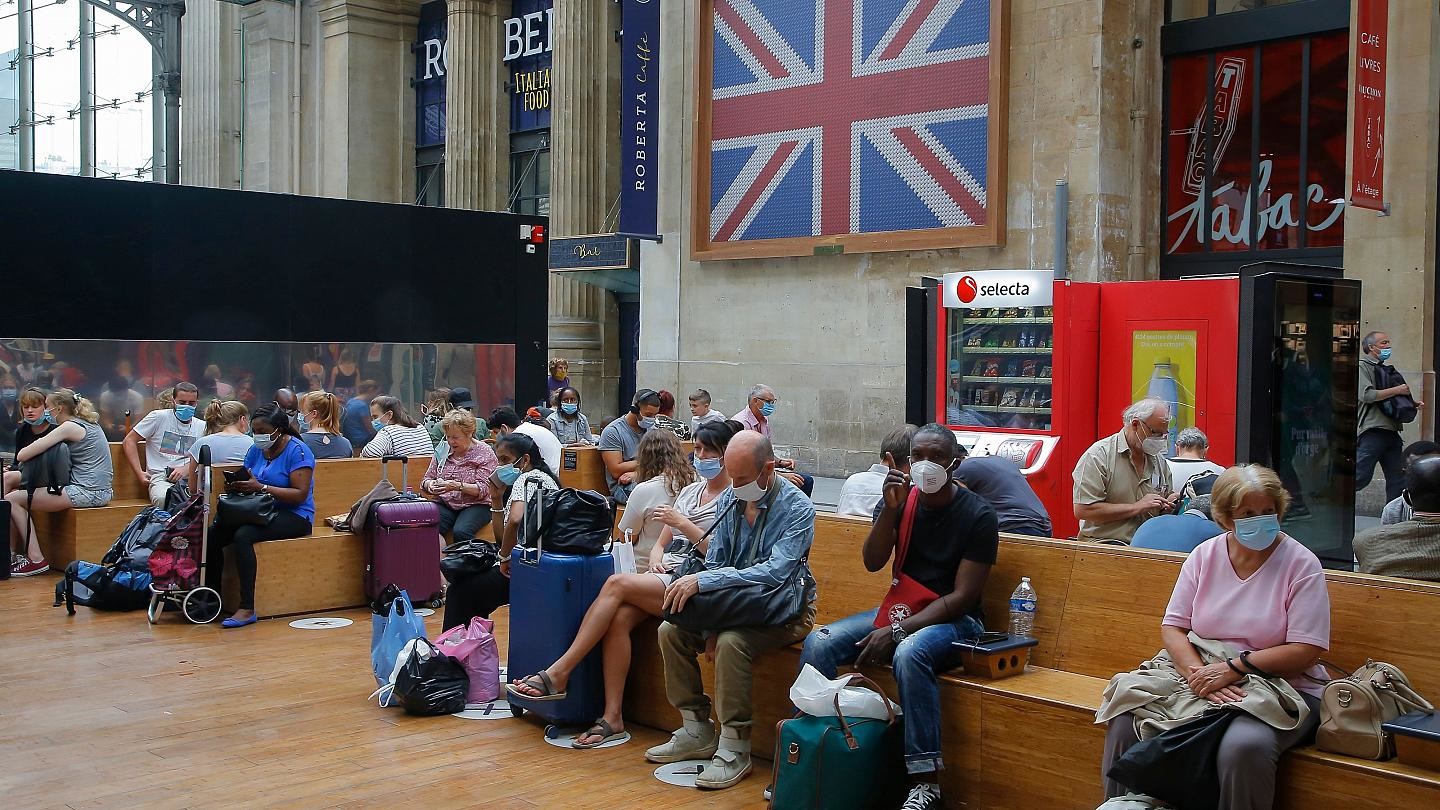 المواطنون البريطانيون يشغلون مكان السيّاح بعد تراجع السياحة الخارجية في شوارعها بسبب كوفيد-19 