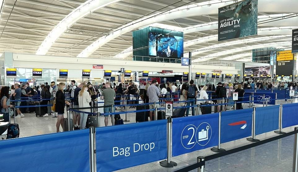 لا تطبيق لقواعد التباعد الاجتماعي في مطار هيثرو في بريطانيا 