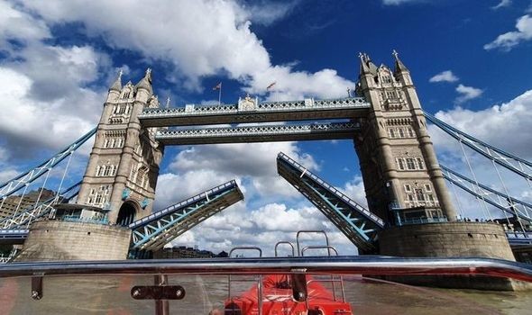 عطل في جسر لندن الشهير يتسبب بأزمة مرورية في قلب العاصمة 
