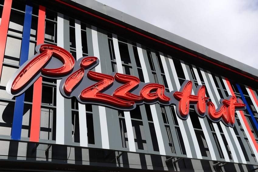"بيتزا هت" تُغلق 29 مطعماً في أنحاء المملكة المتحدة مُعرضةً 450 وظيفة للخطر 