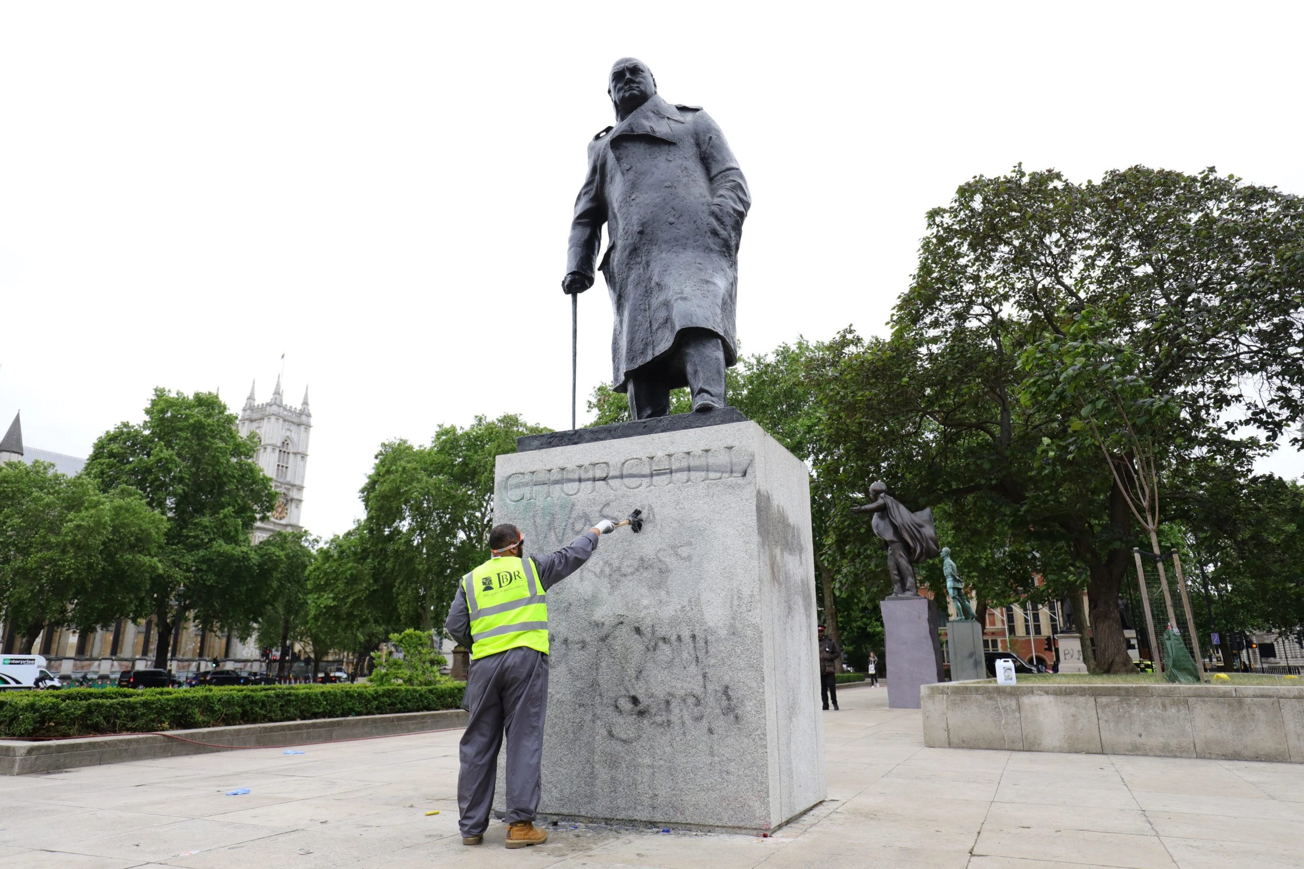 من جديد! تعرض تمثال "ونستون تشرشل" للتشويه في لندن 