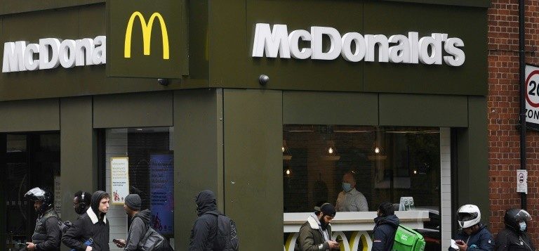 شطيرة دجاج تتسبب بمشاجرة عنيفة في "ماكدونالدز" في لندن! 
