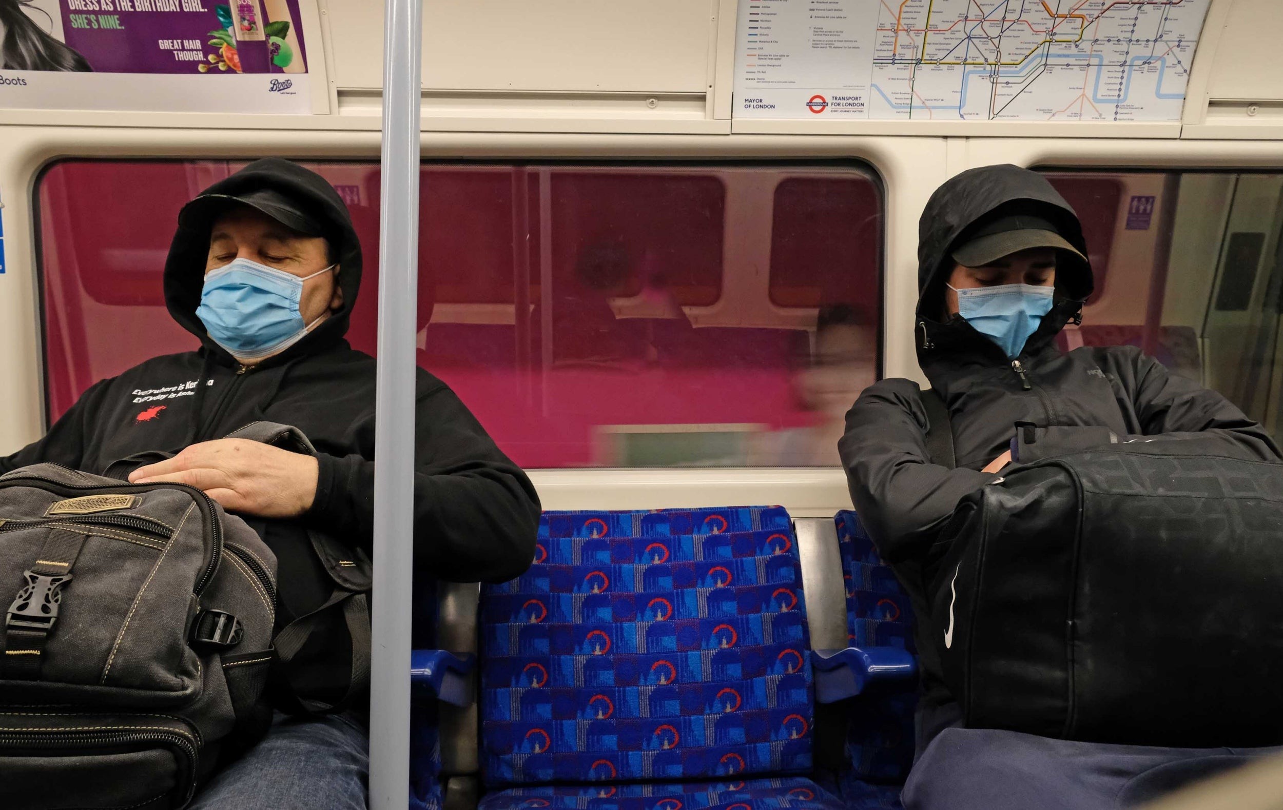 لماذا يجب الحجر الصحي على الأشخاص الذين تتم مشاهدتهم بدون كمامات في مترو أنفاق لندن 