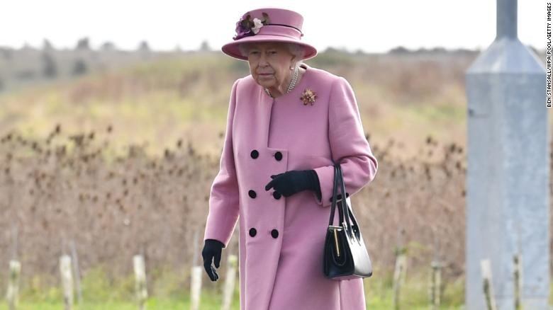 الملكة إليزابيث في أول نشاط رسمي لها خارج القصر منذ شهور - لكنها لا ترتدي كمامة! 