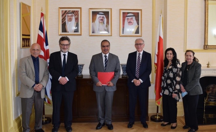 السفير البحريني لدى بريطانيا يستقبل العائلات البحرينية اليهودية في السفارة. 