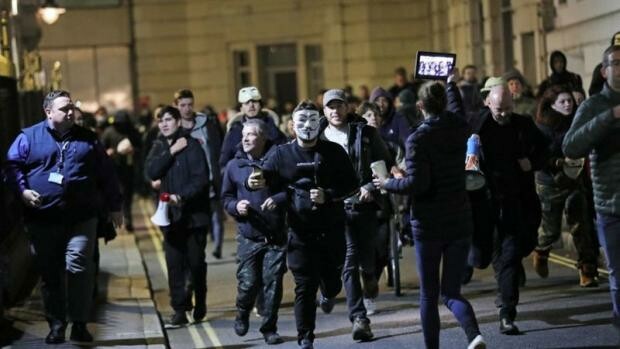 اعتقال أكثر من 100 شخص في مظاهرات ضد الإغلاق الكامل في لندن 