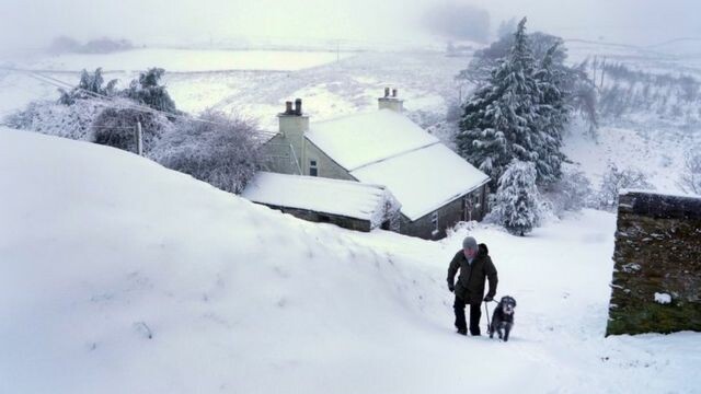 الثلوج تغطي مناطق كثيرة من بريطانيا 